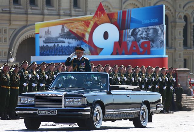 세계2차대전 승전 기념일(Victory Day) 71주년을 맞은 9일 러시아 모스크바의 붉은 광장에서 대규모 군사퍼레이드가 열린 가운데 세르게이 쇼이구 러시아 국방장관의 사열을 받고 있다. 타스 연합뉴스