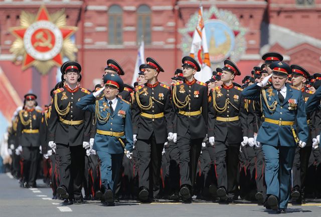 세계2차대전 승전 기념일(Victory Day) 71주년을 맞은 9일 러시아 모스크바의 붉은 광장에서 대규모 군사퍼레이드가 열리고 있다. EPA 연합뉴스