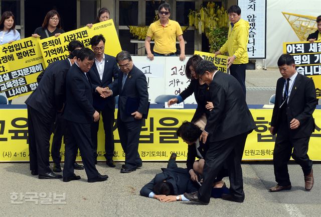 [저작권 한국일보]9일 경기도 안산시 화랑공원 세월호 정부합동 분향소에서 열린 4.16안전교육 시설 건립을 위한 협약식에서 정광윤 단원고교장이 갑자기 실신해 쓰러져 있다. 2016.05.09 신상순 선임기자ssshin@hankookilbo.com /2016-05-09(한국일보)