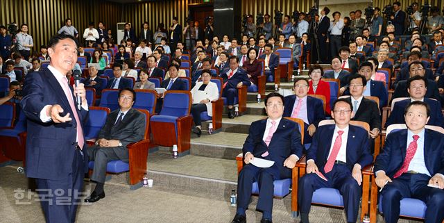 김병준 국민대교수가 9일 국회에서 열린 새누리당 당선자총회에 참석해 '제20대국회, 새누리에 바란다'라는 주제로 특강 하고 있다. 오대근 기자 inliner@hankookilbo.com