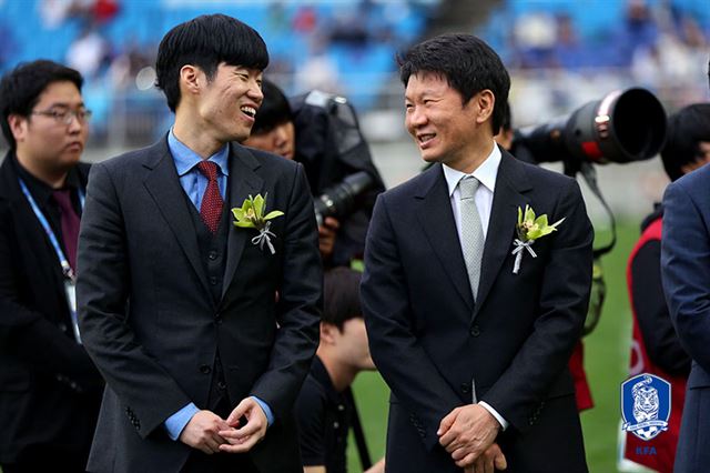 박지성(왼쪽). 대한축구협회 제공