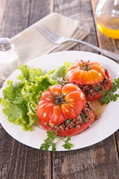 속을 채운 토마토 오븐 구이. 게티이미지뱅크