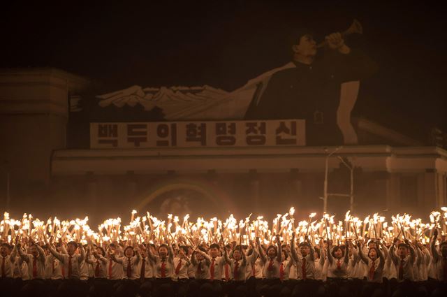 북한 노동당 제7차 대회 폐막을 축하하는 청년학생들의 평양 김일성광장에서 횃불행진을 하고 있다.평양=AFP연합뉴스