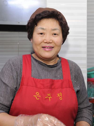 11평 아파트에 살며 9년째 기부해온 을지로 맛집 사장 김진숙씨.중구청 제공