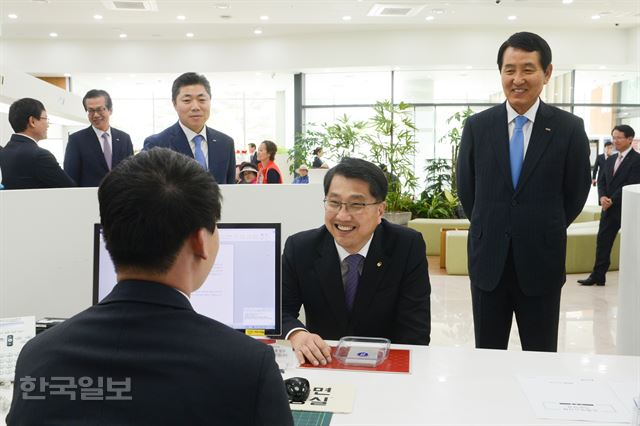 11일 오후 부산 남구 부산은행 본점 영업부에서 진웅섭 금감원장과 성세환 BNK금융그룹 회장이 직원들을 격려하고 있다. 전혜원기자