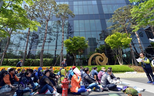 11일 오전 전국공공운수노조 인천공항지역지부 회원들이 유엔 산하기구인 국제민간항공기구(ICAO) 컨퍼런스가 진행되고 있는 서울 콘래드 호텔 앞에서 인천공항 비정규직의 실태를 알리는 집회를 진행하고 있다. 서재훈기자