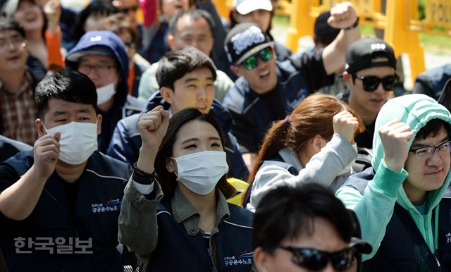 11일 오전 전국공공운수노조 인천공항지역지부 회원들이 유엔 산하기구인 국제민간항공기구(ICAO) 컨퍼런스가 진행되고 있는 서울 콘래드 호텔 앞에서 인천공항 비정규직의 실태를 알리는 집회를 진행하고 있다. 서재훈기자