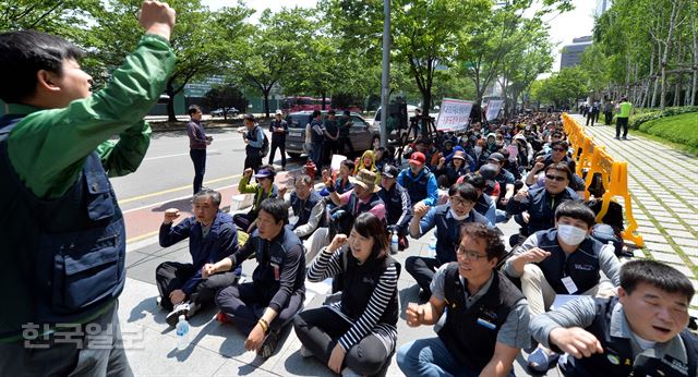 11일 오전 전국공공운수노조 인천공항지역지부 회원들이 유엔 산하기구인 국제민간항공기구(ICAO) 컨퍼런스가 진행되고 있는 서울 콘래드 호텔 앞에서 인천공항 비정규직의 실태를 알리는 집회를 진행하고 있다. 서재훈기자 spring@hankookilbo.com