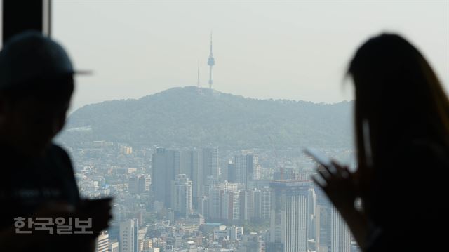 11일 오전 서울 여의도 63스퀘어에서 바라본 시내가 전날 내린 봄비로 인해 맑은 모습을 보이고 있다. 서재훈기자