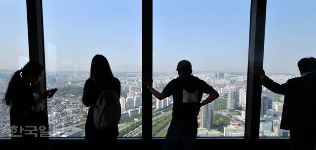 11일 오전 서울 여의도 63스퀘어에서 바라본 시내가 전날 내린 봄비로 인해 맑은 모습을 보이고 있다. 서재훈기자 spring@hankookilbo.com