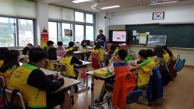 청도지역 한 초등학교에서 학생들이 아동안전지도 제작을 위한 설명을 듣고 있다. 청도군 제공