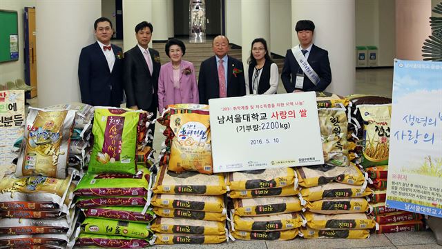 남서울대 응급구조학과 학생들이 10일 ‘생명의 별 선서식’축하 화환 대신 받은 쌀을 모아 천안시 성환읍에 기증했다. 남서울대 제공