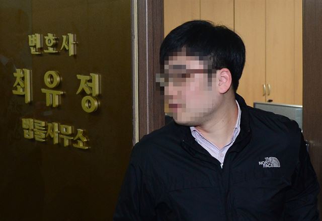 검찰이 네이처리퍼블릭 정운호 대표의 전방위 로비 의혹과 관련해 네이처리퍼블릭 본사와 거액 수수료 의혹을 받는 부장판사 출신 최유정 변호사의 법률사무소, 관할 세무서 등 10여 곳에 대해 압수수색에 나선 3일 오후 서울 서초구 최유정 변호사 법률사무소에서 검찰 관계자들이 압수수색을 하고 있다. 뉴시스