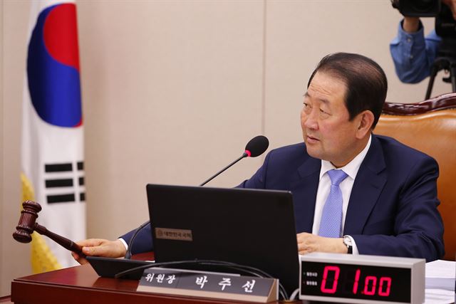 박주선 국회 교육문화체육관광위원장이 11일 오후 국회에서 열린 교문위 회의에서 상정된 법안들을 처리하고 있다. 연합뉴스