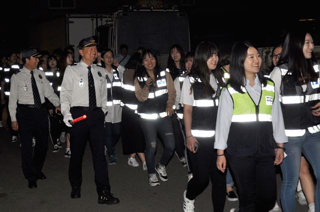 경산경찰서는 11일 오후 8시부터 2시간 동안 경산 진량공단 일대 외국인 밀집지역을 중심으로 합동 순찰활동을 벌였다. 경산경찰서 제공