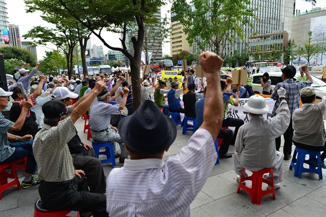 어버이연합과 보수단체 회원들이 2014년 8월 서울 광화문 KT 본사 앞에서 세월호 선동세력 규탄집회를 하고 있다. 한국일보 자료사진