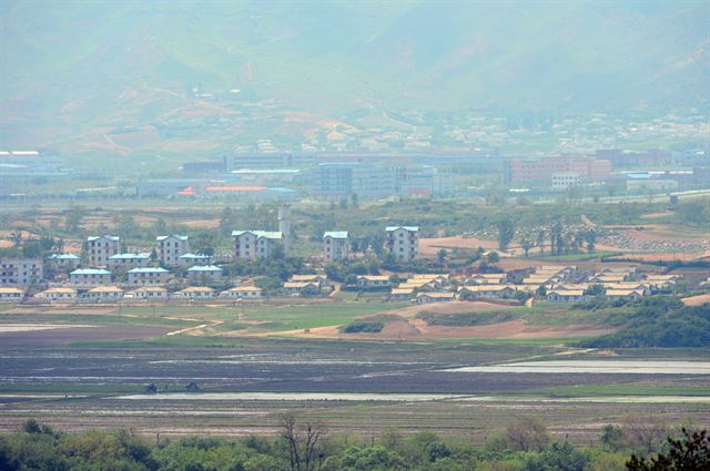 12일 오후 군사분계선에서 불과 25m 떨어진 경기도 파주 JSA 경비대대 오울렛 초소에서 바라본 개성시 기정동 마을과 개성공단 모습.사진공동취재단