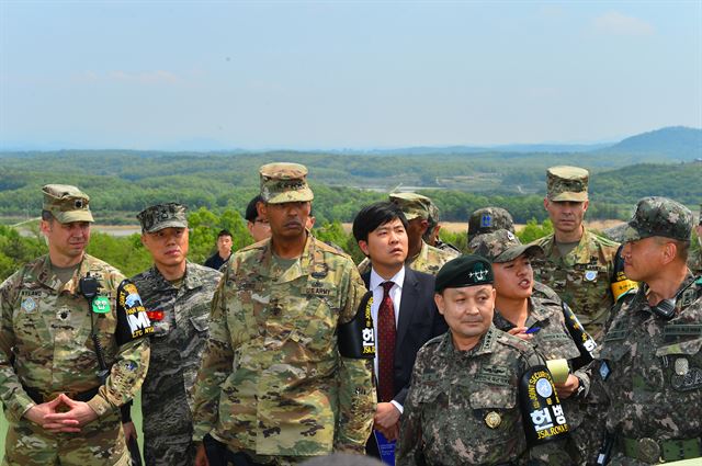 빈센트 브룩스 신임 한미연합사령관 겸 주한미군사령관과 이순진 합참의장이 12일 오후 군사분계선에서 불과 25m 떨어진 경기도 파주 JSA 경비대대 오울렛 초소를 찾아 대비태세를 점검하고 있다.사진공동취재단