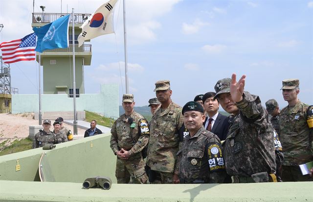 빈센트 브룩스 신임 한미연합사령관 겸 주한미군사령관과 이순진 합참의장이 12일 오후 군사분계선에서 불과 25m 떨어진 경기도 파주 JSA 경비대대 오울렛 초소를 찾아 대비태세를 점검하고 있다. 2016.5.12 사진공동취재단