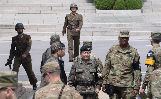 경기도 파주 비무장지대 내 판문점에서 12일 북한 병사들이 빈센트 브룩스 신임 한미연합사령관 겸 주한미군사령관과 이순진 합참의장이 판문점을 둘러보는 모습을 바라보고 있다. 2016.5.12 사진공동취재단