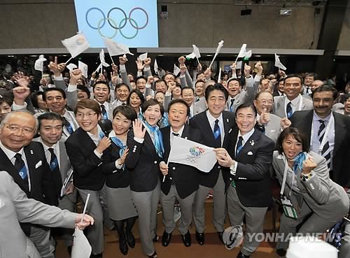 2013년 9월7일 아르헨티나 부에노스아이레스의 국제올림픽위원회(IOC) 총회장에서 2020년 올림픽 개최지가 도쿄로 결정된 후 일본측 유치위원회 관계자들이 환호하고 있다. [교도=연합뉴스 자료사진]