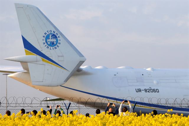 세계에서 가장 긴 비행기로 유명한 안토노브의 안-225 므리야(Antonov An-225 Mriya)가 12일(현지시간) 체코 프라하에서 퍼스로 첫 상업비행을 나선 가운데 시민들이 바츨라프 하벨 공항 활주로를 이동중인 항공기 사진을 촬영하고 있다. 므리야(Mriya)라는 말은 우크라이나어로 꿈이라는 뜻이다. 로이터 뉴스1