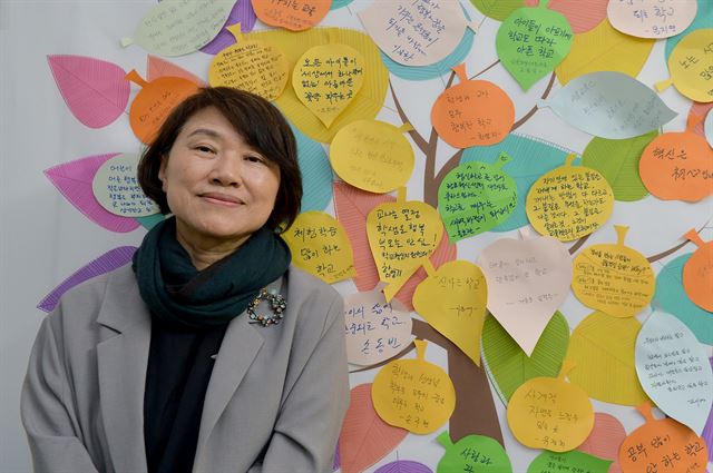 서울시교육청 학교혁신지원센터 입구에 있는 게시판 앞에 선 김정안 센터장. 나무 잎사귀 모양의 메모장엔 혁신학교에 대한 학생, 학부모, 교사의 바람이 담긴 글귀가 적혀 있다. 신재훈 인턴기자 (세종대 광전자공학과 4)