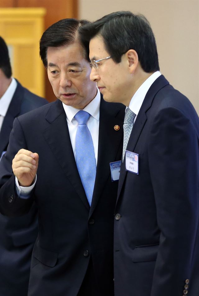 황교안 국무총리와 한민구 국방부 장관이 12일 청와대에서 열린 제1차 과학기술전략회의에 앞서 이야기하고 있다. 홍인기기자