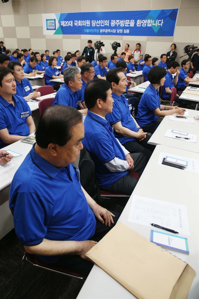 12일 오후 광주 김대중컨벤션센터에서 열린 더불어민주당 제20대 국회의원 당선자 워크숍에서 참석자들이 김종인 비상대책위 대표의 특강을 듣고 있다. 연합뉴스