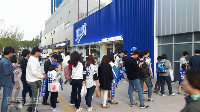 4월 22일 대구 라이온즈 파크 내 팀 스토어가 문전성시를 이루고 있다. 김형준 기자