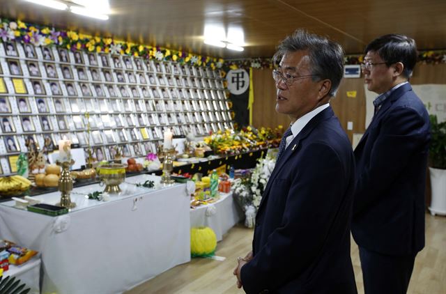 고(故) 김대중 전 대통령의 3남 김홍걸(오른쪽) 더불어민주당 국민통합위원장이 문재인 전 대표와 지난달 18일 진도 팽목항을 찾아 세월호 희생자 분향소 관계자들과 대화를 나누고 있다. 문재인의원실 제공