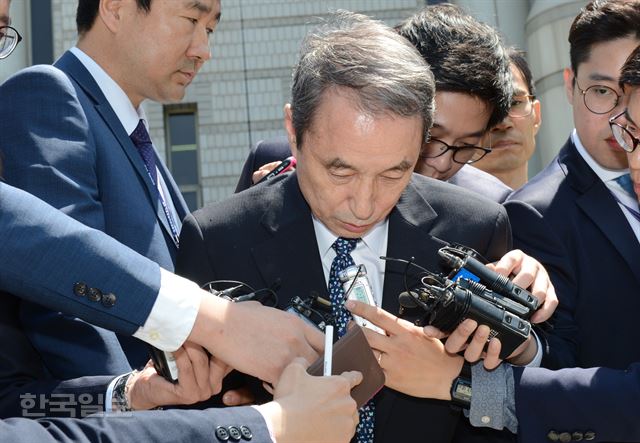 [저작권 한국일보]가습기 살균제 사망사건과 관련 인체에 유해한 가습기 살균제를 제조·판매한 혐의로 구속영장이 청구된 신현우(68) 옥시레킷벤키저(옥시) 전 대표가 13일 오후 영장실질심사를 받은후 중앙지법을 나서고 있다.신상순 선임기자SSSHIN@HANKOOKILBO.COM /2016-05-13(한국일보)