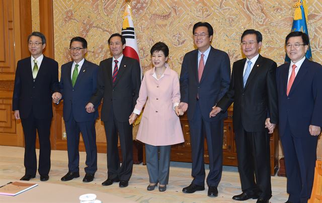 박근혜 대통령이 13일 청와대에서 3당 원내대표 및 정책위의장과 회동을 하기에 앞서 기념촬영을 하고 있다. 왼쪽부터 김성식 국민의당 정책위의장, 박지원 국민의당 원내대표, 우상호 더불어민주당 원내대표, 박 대통령, 정진석 새누리당 원내대표, 변재일 더민주 정책위의장, 김광림 새누리당 정책위의장. 홍인기 기자