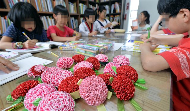 12일 오후 서울 구로동에 위치한 파랑새지역아동센터에서 학생들이 스승의 날을 앞두고 학교 선생님에게 감사 편지를 쓰고 있다. 서재훈 기자