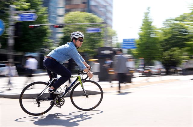 자전거 출근의 매력에 빠지면 헤어 나오기 힘들다. 13일 자전거를 이용해 출근하는 기자의 모습. 오주석 인턴기자(서울과학기술대학교 문예창작 3)