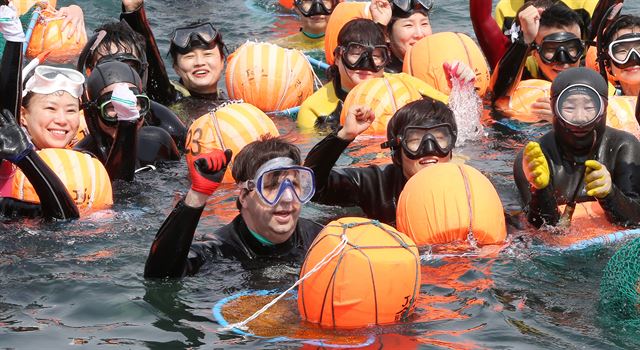 마크 리퍼트 주한 미국대사가 지난 14일 오후 제주시 한림읍 귀덕2리 포구에서 열린 제9기 제주 한수풀해녀학교 입학식에 참석, 입학생들과 함께 기념촬영을 하고 있다. 연합뉴스