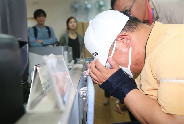 제주에서 발생한 중국 여성 피살사건 피의자 중국인 S모씨가 15일 오후 제주 서귀포경찰서에서 조사받고 있다. 연합뉴스.