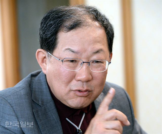 박병원 경총회장은 "한국경제가 침체에서 벗어날 돌파구는 일자리를 늘리는 데 있으며, 서비스업종의 과감한 규제완화가 가장 효과적 방법"이라고 주장했다. /배우한기자bwh3140@hankookilbo.com