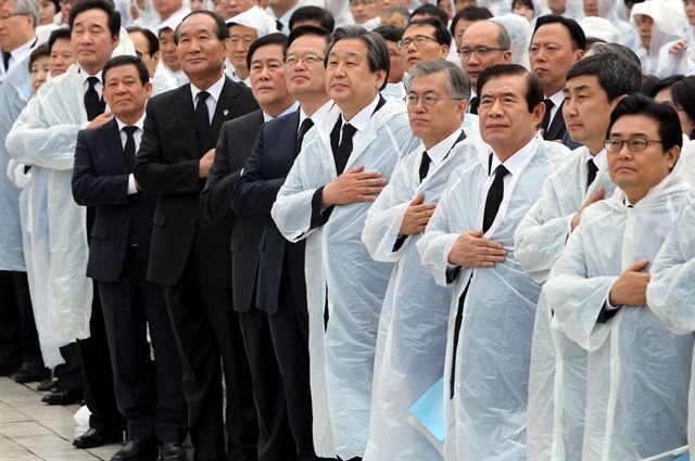 지난해 열린 5.18민주화운동 기념식에서 정부와 정치권의 주요 인사들이 국기에 대한 경례를 하고 있다.