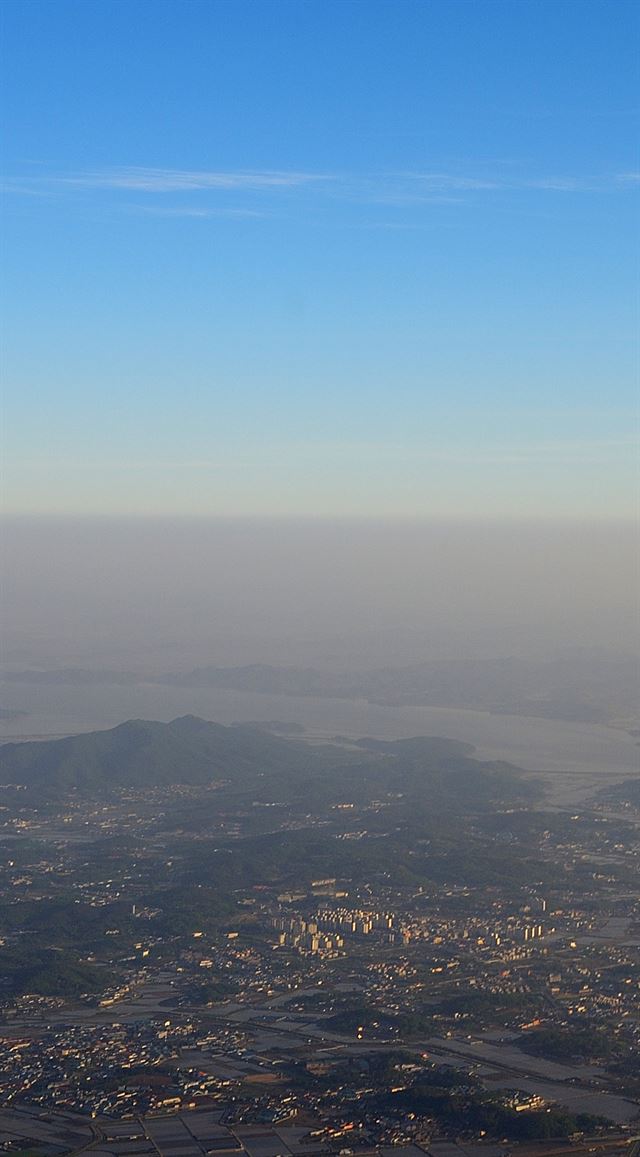 지난 8일 하늘에서 본 김포지역이 황사와 미세먼지로 뿌였게 보이는 가운데 상층권 하늘은 푸른빛을 띠고 있어 뚜렷하게 구분된다. 왕태석기자 kingwang@hankookilbo.com