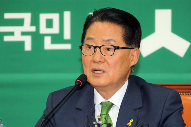 박지원 국민의당 원내대표가 13일 오후 국회에서 박근혜 대통령과 여야 3당 원내지도부 회동 결과에 대해 설명하고 있다. 연합뉴스