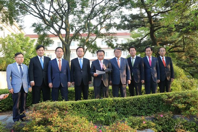 대구지역 20대 국회의원 당선자들이 최근 부산시의 신공항 합의사항 준수를 촉구하는 공동성명을 발표하고 있다. 대구시 제공/2016-05-16(한국일보)