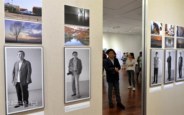 16일 오후 서울시민청 갤러리에서 열린 5·18 민주화운동 36주년 기념 '기억의 회복' 오월광주치유사진전에서 시민들이 작품을 살펴보고 있다. 서재훈기자 spring@hankookilbo.com