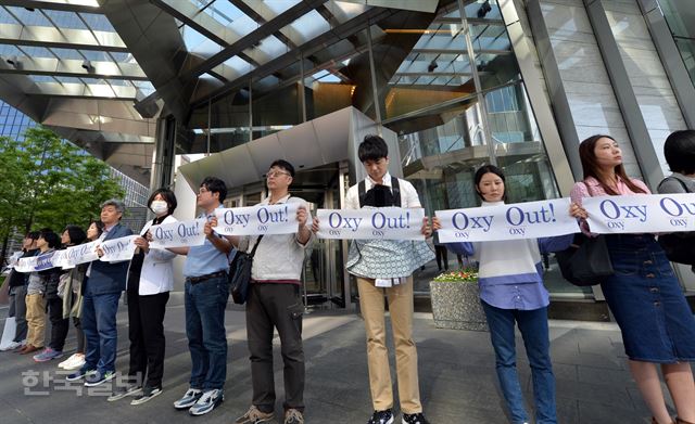 16일 오후 옥시불매 시민사회단체회원들이 서울 여의도 옥시레킷벤키저 본사 앞에서 열린 '옥시 불매' 집중 행동 결산 및 2차 행동선언에서 옥시 제품 판매 중단과 옥시 불매 운동의 의미를 담은 인간띠잇기를 하고 있다. 서재훈기자