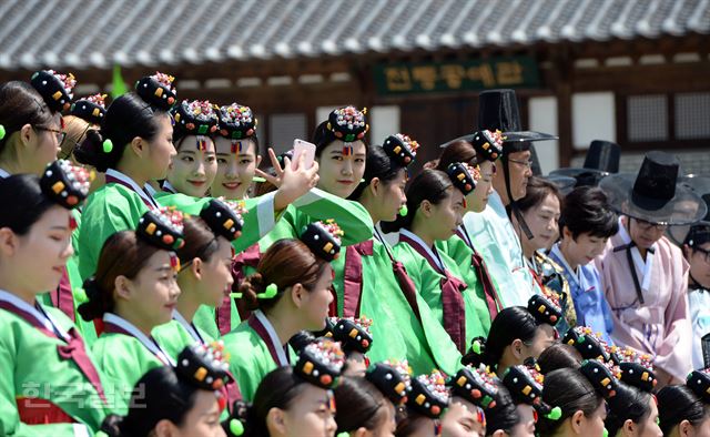 16일 오전 서울 중구 남산한옥마을에서 열린 '44회 성년의날 기념 전통성년식 재현행사'에서 1997년생 참석자들이 기념사진을 찍고 있다. 서재훈기자