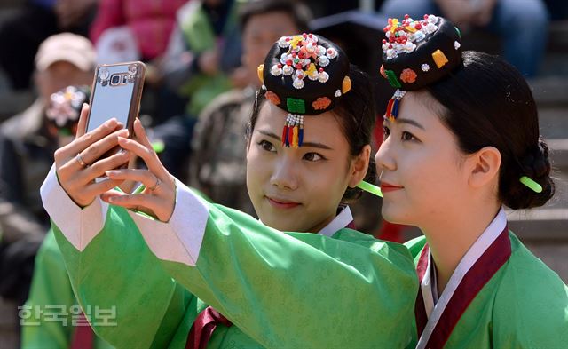 16일 오전 서울 중구 남산한옥마을에서 열린 '44회 성년의날 기념 전통성년식 재현행사'에서 1997년생 참석자들이 기념사진을 찍고 있다. 서재훈기자