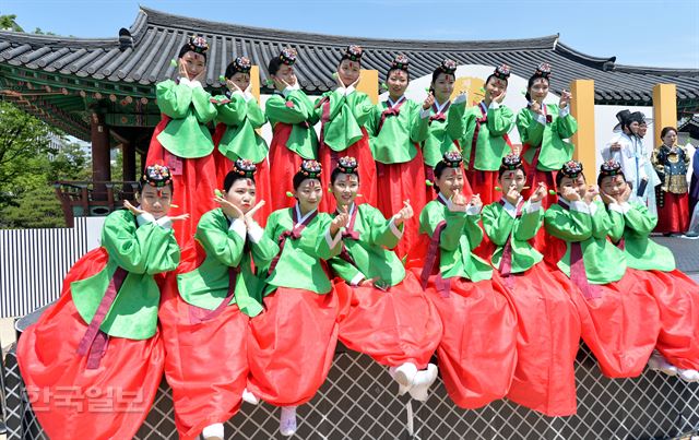 16일 오전 서울 중구 남산한옥마을에서 열린 '44회 성년의날 기념 전통성년식 재현행사'에서 1997년생 참석자들이 기념촬영을 하고 있다. 서재훈기자