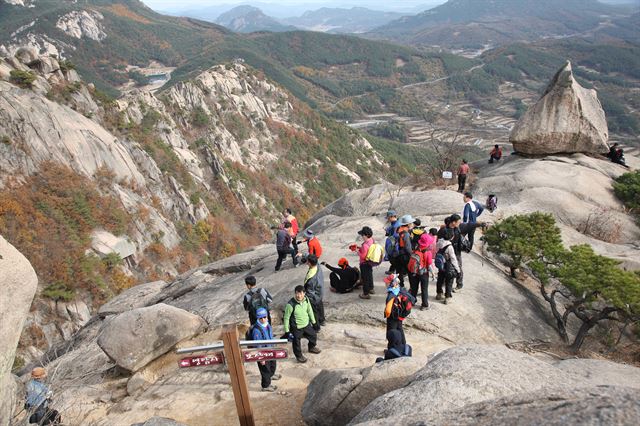 그림 1영험한 기운을 뿜어내는 합천 황매산 모산재 돛대봉에 관광객들이 삼삼오오 모여 생기를 체험하고 있다. 합천군 제공