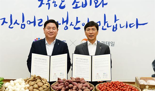 16일 충남도청 대회의실에서 안희정 도지사(오른쪽)와 허연수 GS리테일 대표가 ‘충남농산물 유통협약’을 체결했다. 충남도 제공