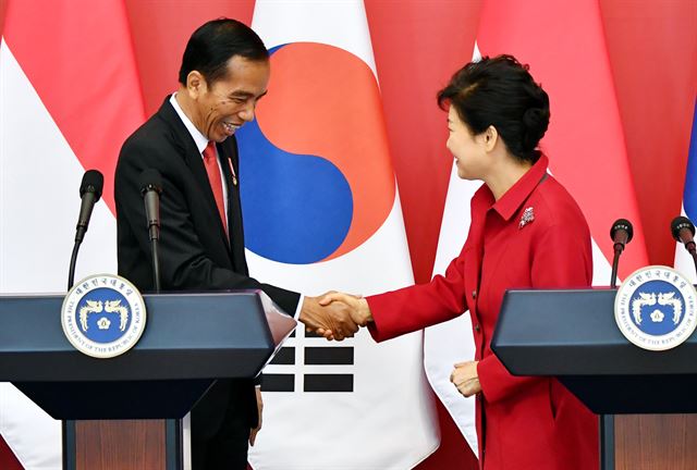 박근혜 대통령이 16일 오후 청와대에서 국빈 방문 중인 조코 위도도(Joko Widodo) 인도네시아 대통령과공동기자회견을 마치고 악수를 나누고 있다. 홍인기 기자 hongik@hankookilbo.com